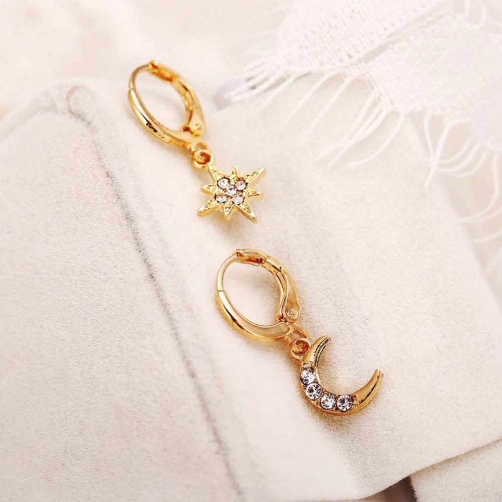 🧚🏼‍♀️Gold Tone Moon & Star Rhinestone Earrings